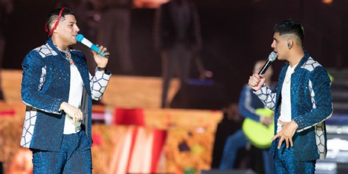 Eduin Caz, vocalista de Grupo Firme, recibe calzones durante concierto en el Foro Sol y así reacciona