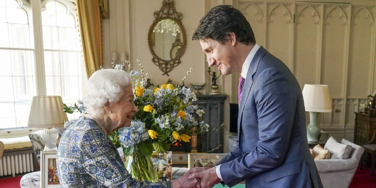 Reina Isabel recibe a Justin Trudeau; es el primer encuentro después de que contrajo COVID