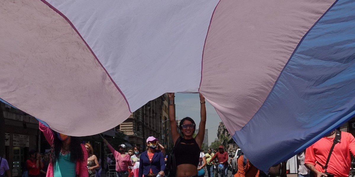 Despliegan bandera trans en el Monumento a la Revolución