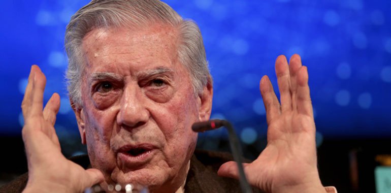 Mario Vargas Llosa sale del hospital tras contagio de COVID-19