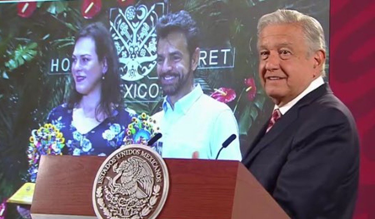 AMLO se lanza vs Derbez, muestra fotos cuando inauguró hotel en selva maya