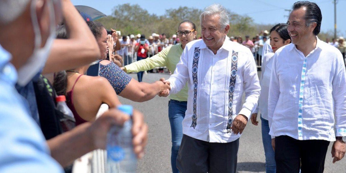 AMLO acude a la autopista Ozuluama-Poza Rica para supervisar la obra