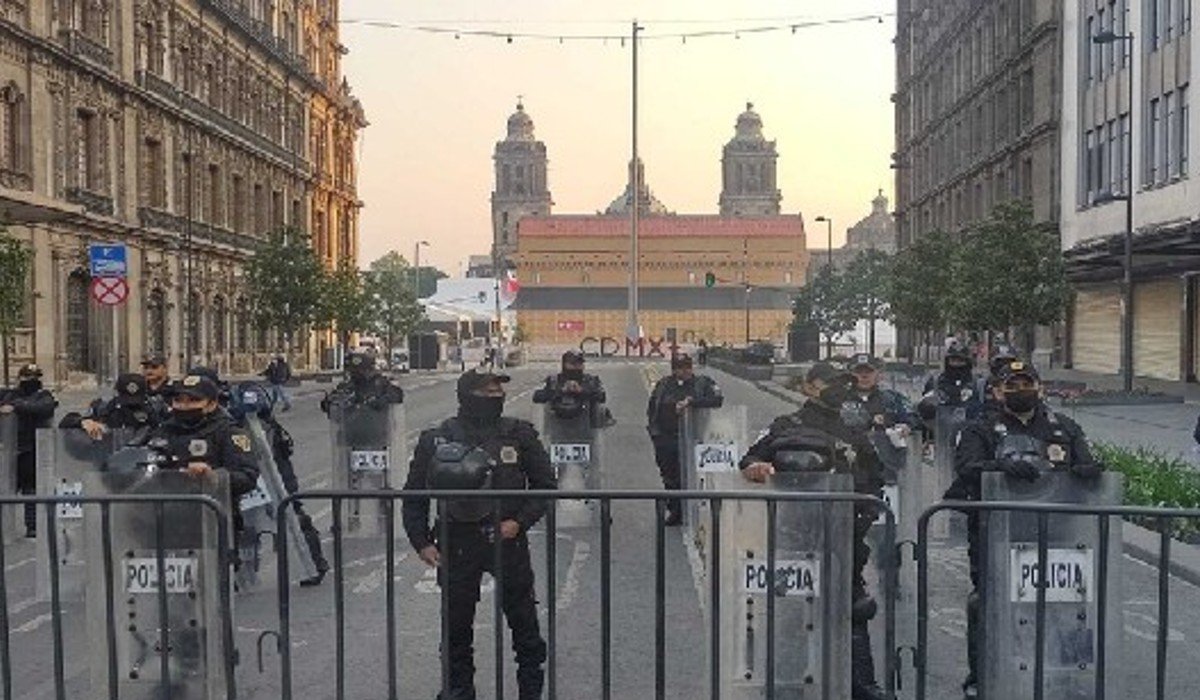 Cierran Zócalo con vallas metálicas por inauguración de réplica de Capilla Sixtina
