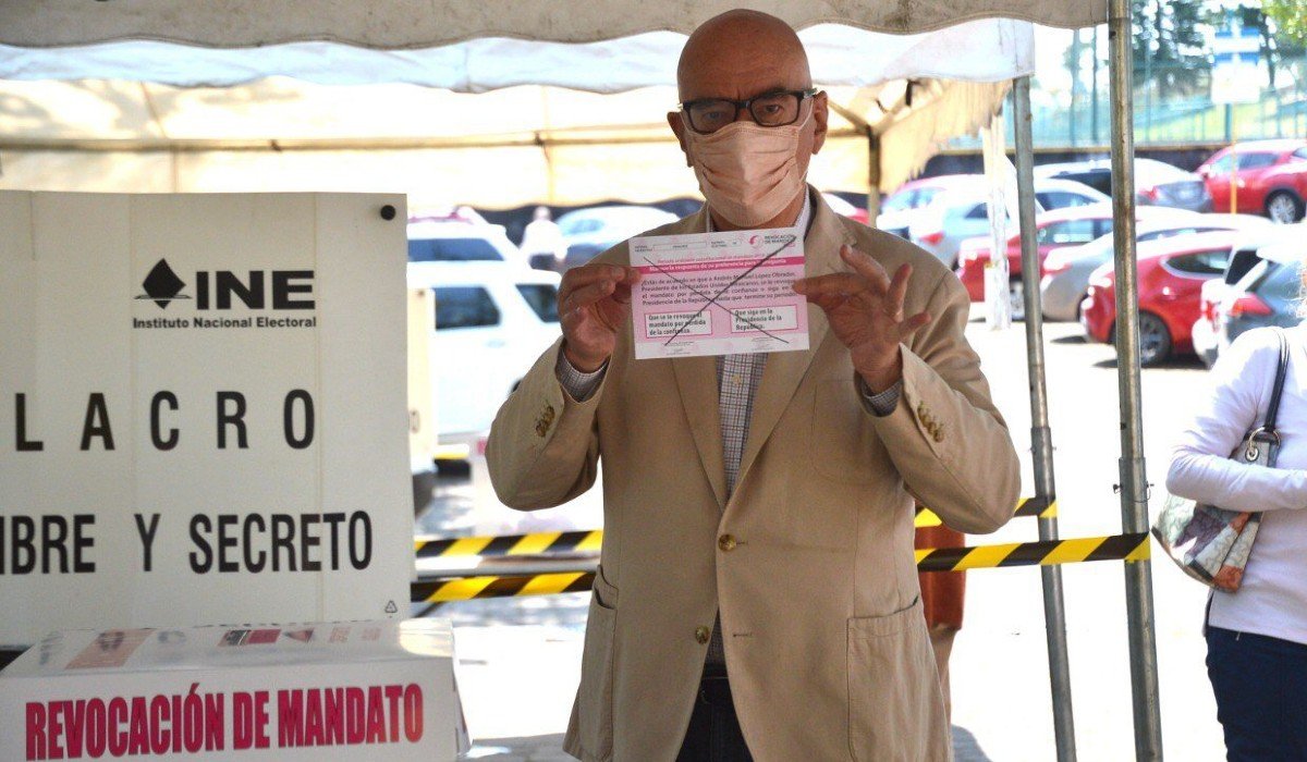 Revocación de mandato: Dante Delgado acude a anular su voto; asegura que le parece un teatro del gobierno y Morena