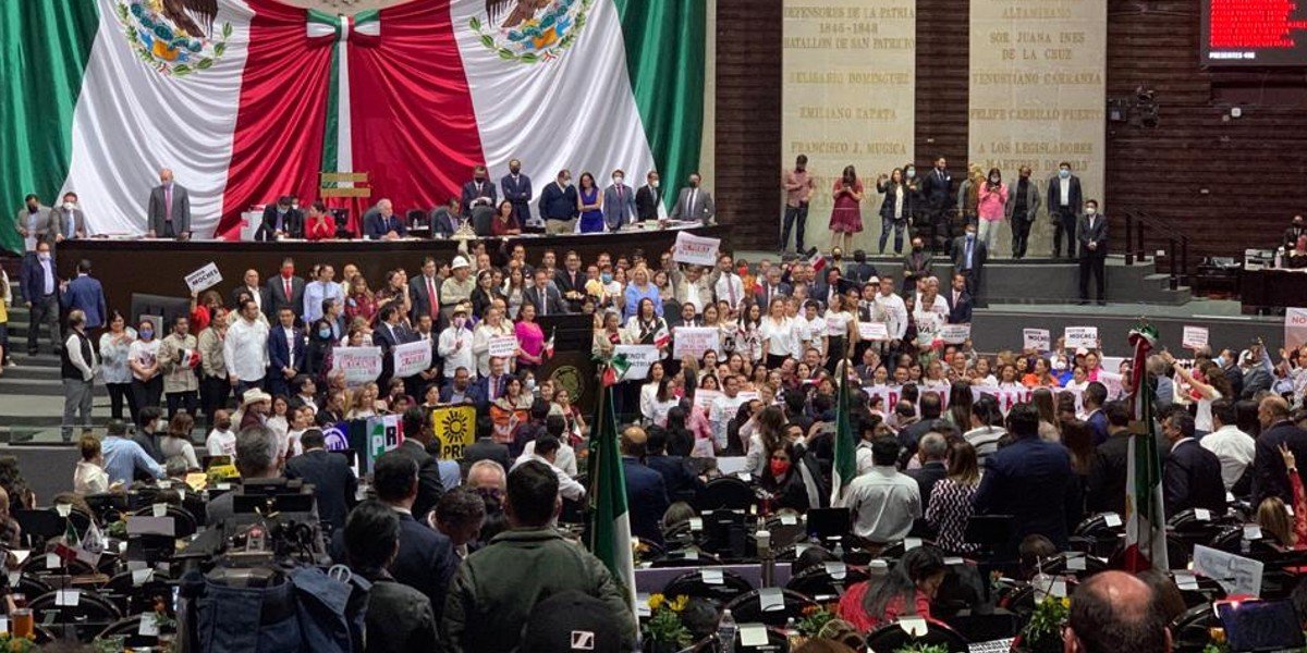 Reforma eléctrica: llueven reclamos a Morena y Gutiérrez Luna por entonarse el himno nacional al final de la intervención de Mier