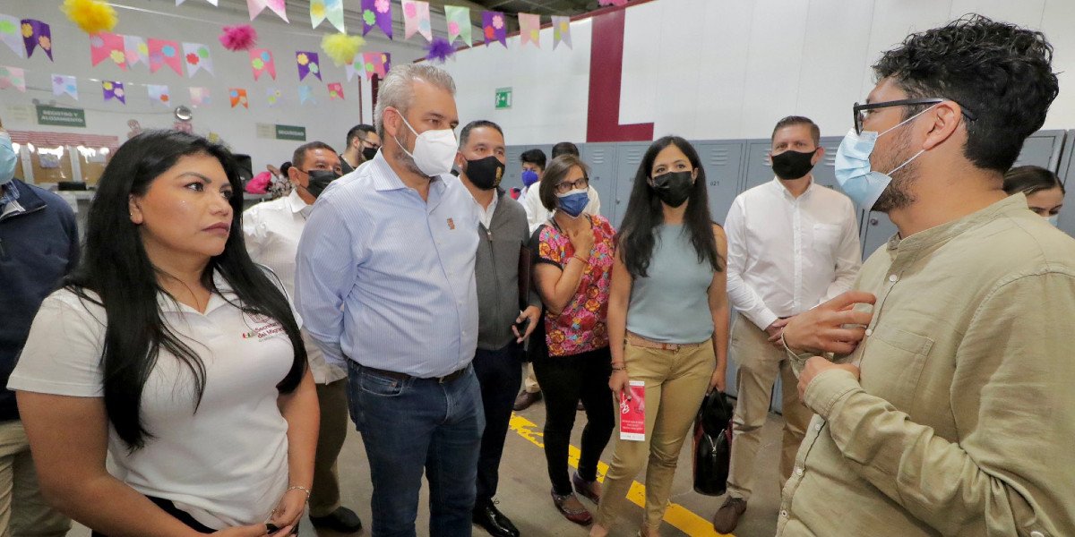 Visita Ramírez Bedolla en albergues de Tijuana a desplazados de Michoacán por la violencia
