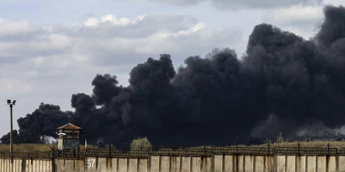 Reportan ataque ruso a refinería de petróleo al este de Ucrania; se genera incendio de consideración