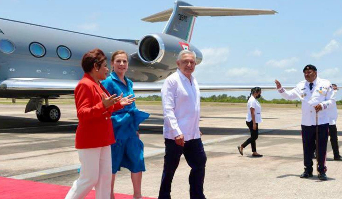 Llega AMLO a Belice para reunirse con primer ministro Juan Briceño