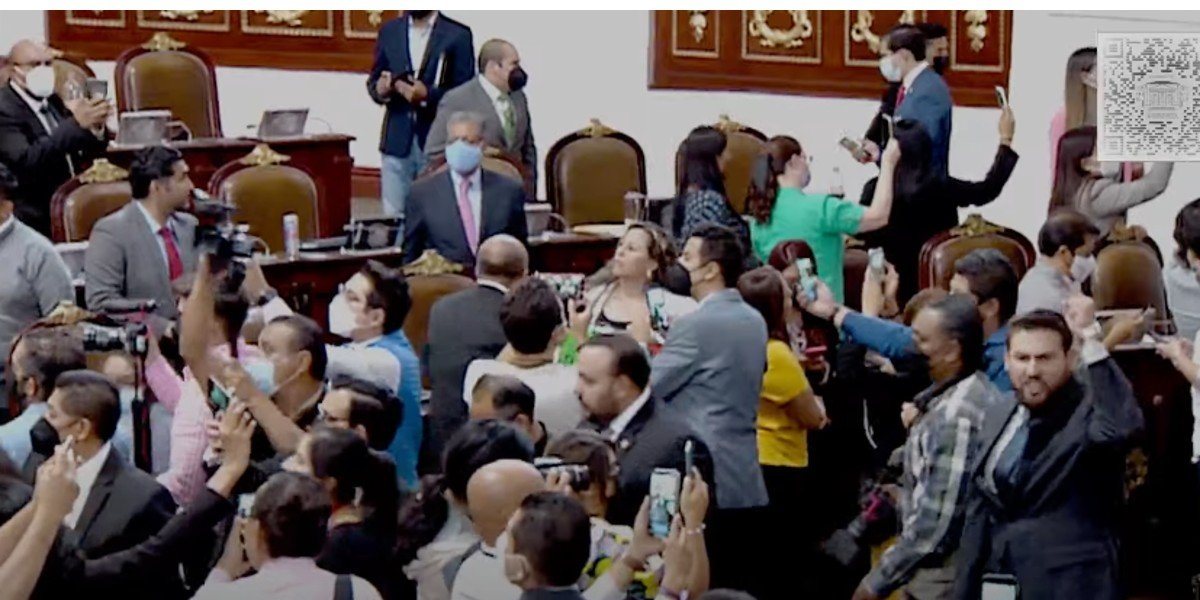 Diputados de Morena y oposición se enfrentan en Congreso de CDMX tras aval para discutir dictamen de IECM