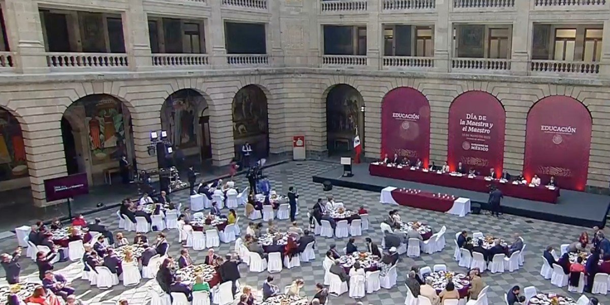AMLO encabeza celebración por el Día del Maestro en sede de la SEP