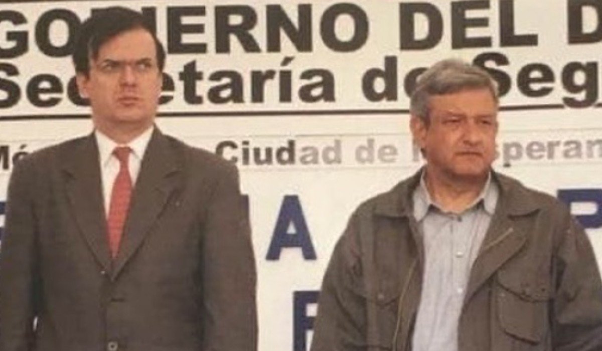 Ebrard comparte foto con AMLO de hace algunos años: en equipo y en la misma lucha