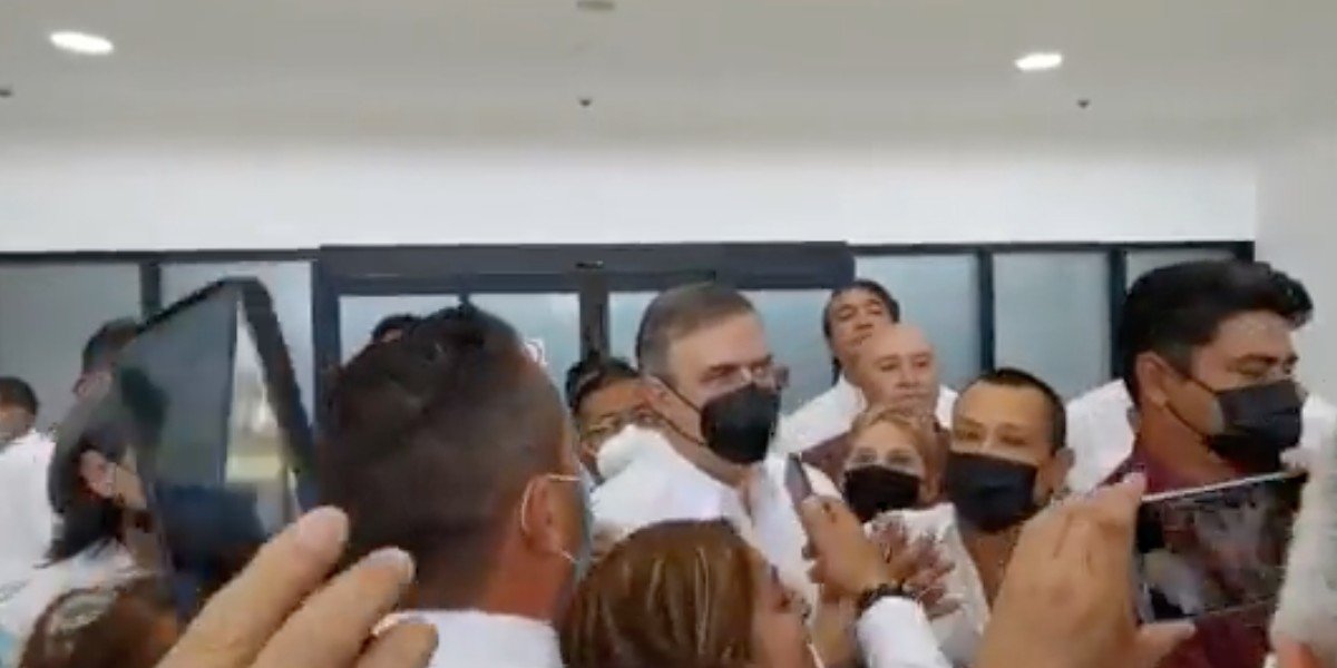 Marcelo Ebrard viaja a Tamaulipas con Américo Villarreal y así reciben: "¡presidente, presidente!"