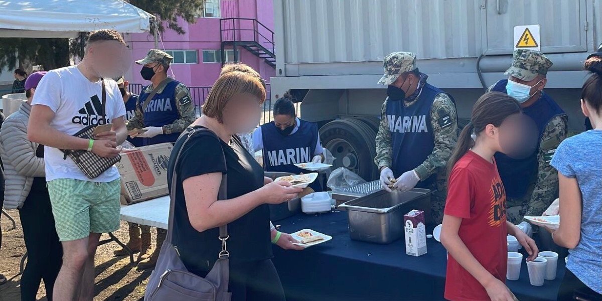 Apoya Marina con comida a migrantes de Ucrania que llegaron a CDMX