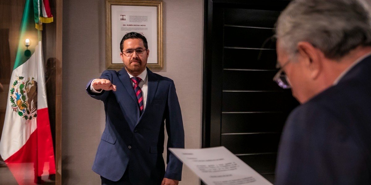 Rubén Rocha toma protesta a Cuitláhuac González como nuevo secretario de Salud de Sinaloa