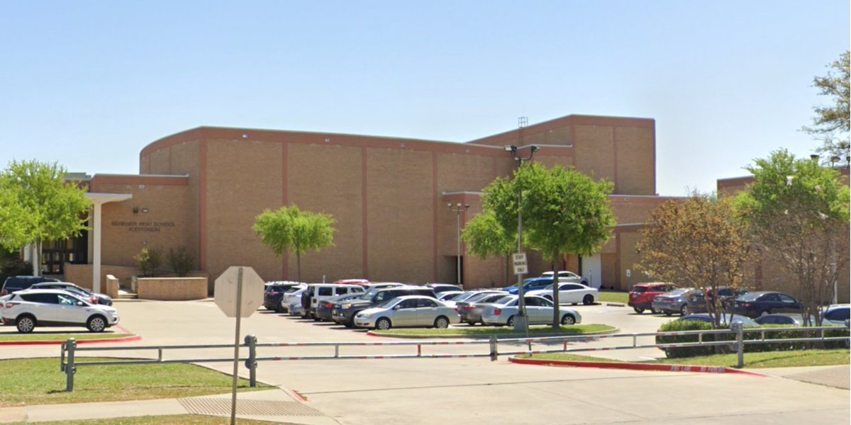 Detienen a estudiante en Texas con armas a las afueras de una secundaria