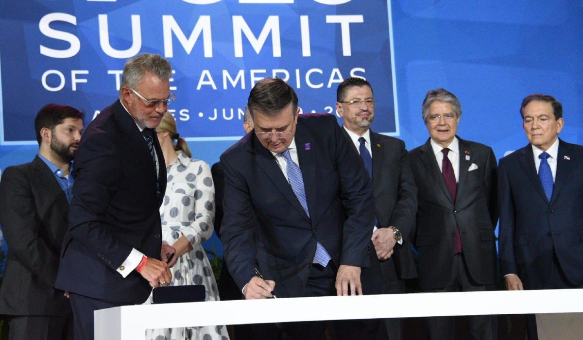Ebrard firma declaración de "América por protección del océano"
