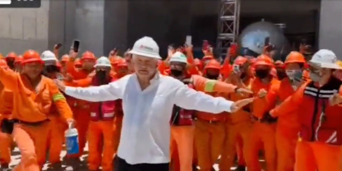 ¿Rechifla a AMLO? Los videos que no viste de Dos Bocas