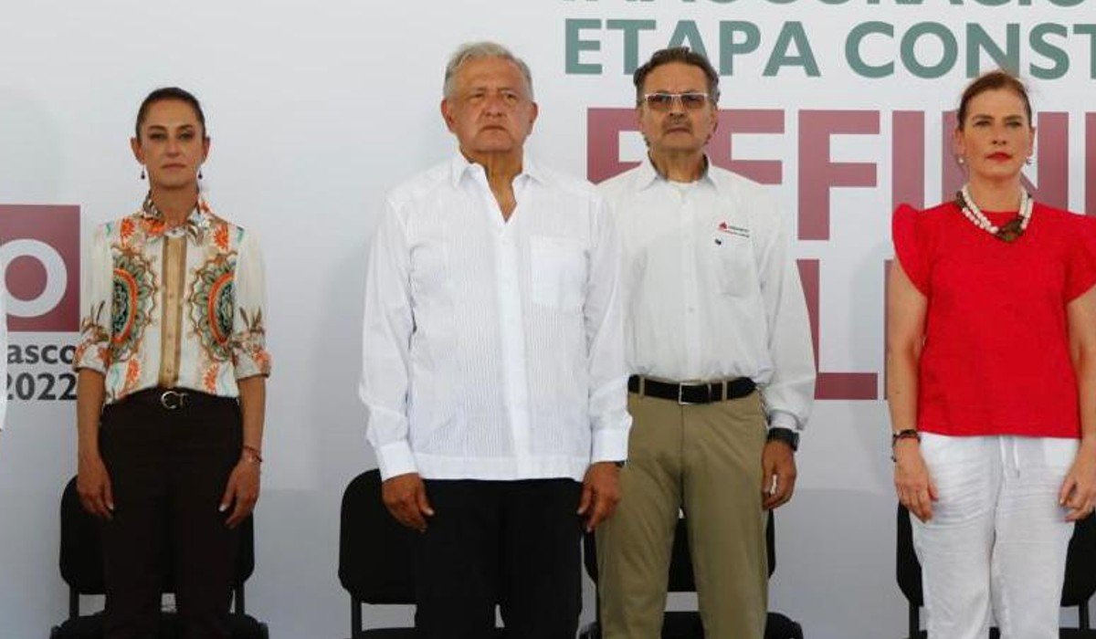 ¿Por qué Sheinbaum se sentó en el templete de la inauguración de la refinería de Dos Bocas?