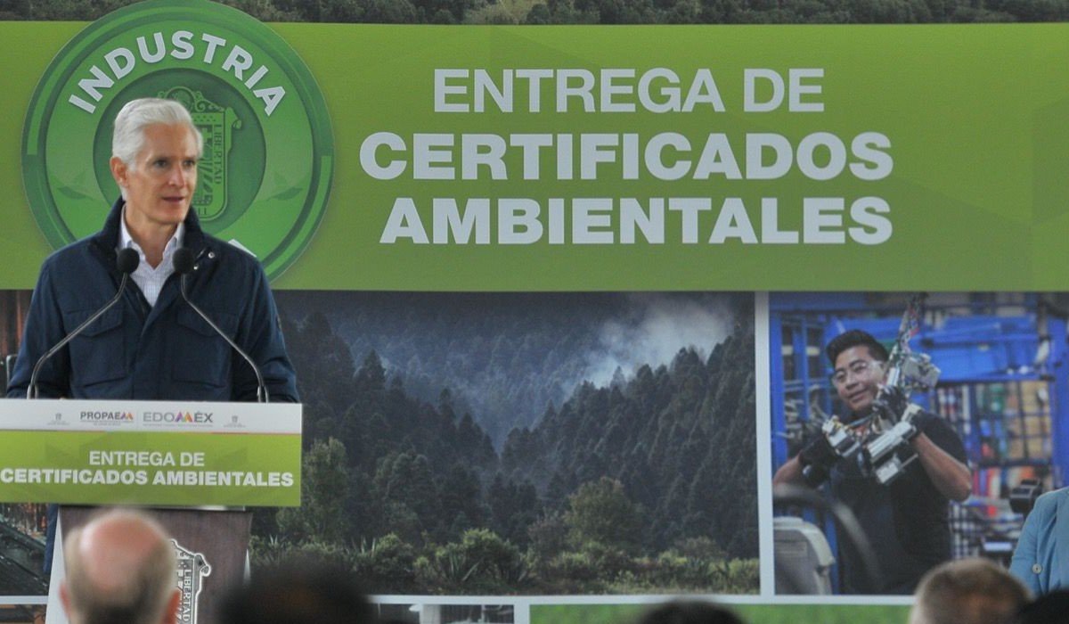 Alfredo Del Mazo entrega 198 certificados a empresas por fomentar el cuidado ambiental