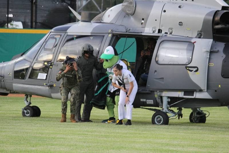 Utilizan un helicóptero de la Marina para transportar a la mascota del equipo de béisbol de Tabasco