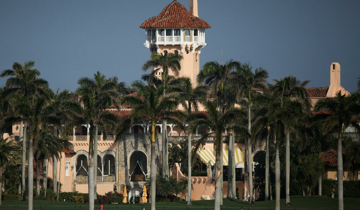¿Quién autorizó el cateo a la mansión de Trump en Florida?