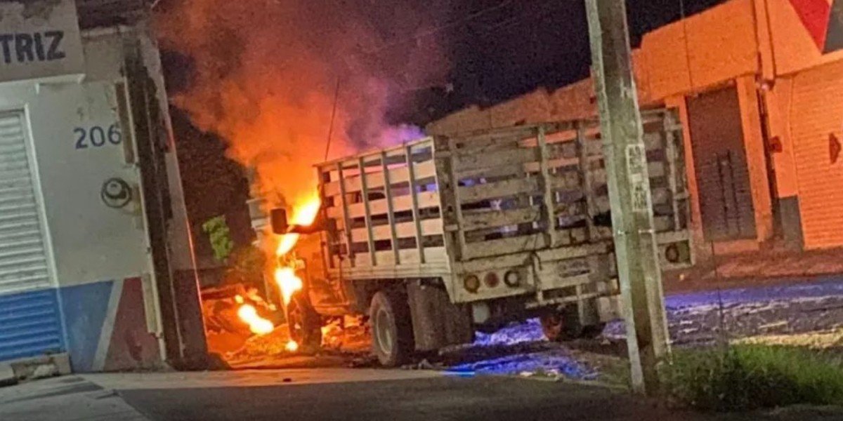 Videos. Colima vive jornada de violencia: queman autos tras la captura de 'La Vaca'