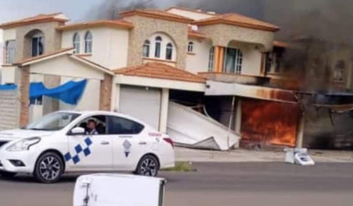 Video. Pobladores realizan bloqueo e incendian casa de alcaldesa panista en San José del Rincón, Edomex