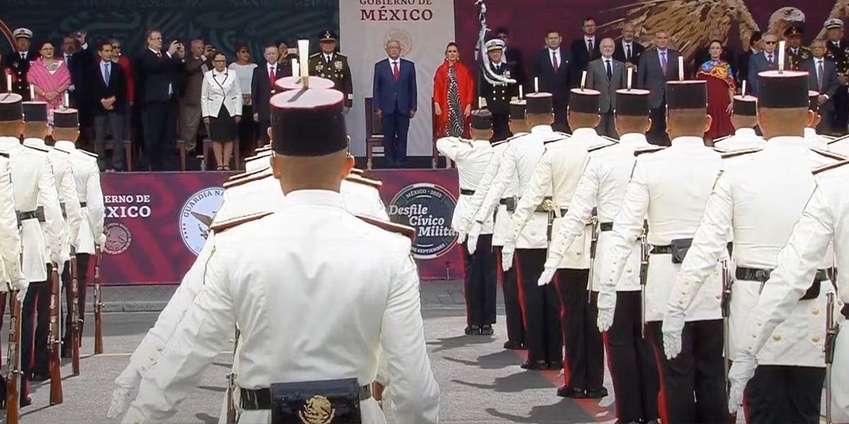 AMLO encabeza Desfile Cívico Militar por 212 aniversario del Grito de Independencia