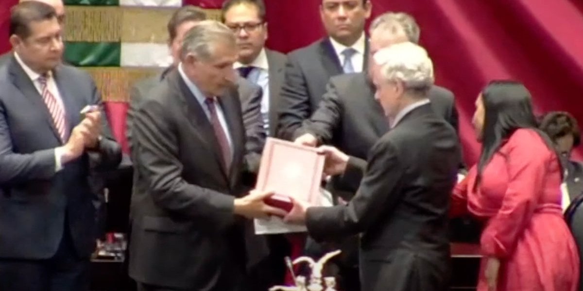 Adán Augusto entrega en el Pleno del Congreso el Cuarto Informe de Gobierno de AMLO