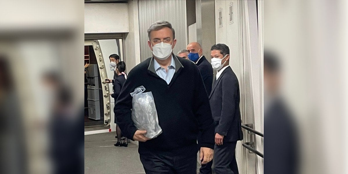 Marcelo Ebrard acude al funeral del exprimer ministro de Japón