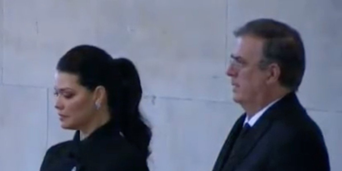 Video. Marcelo Ebrard rinde respeto a féretro de la reina Isabel II