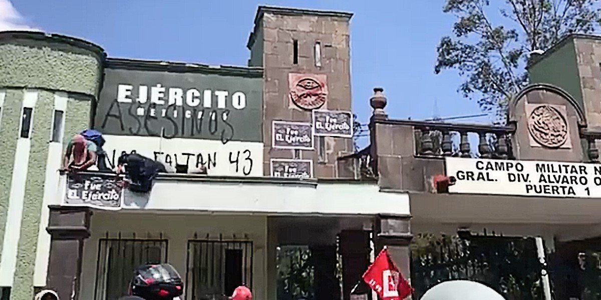 Encapuchados tiran rejas, lanzan petardos y bombas de humo contra Campo Militar