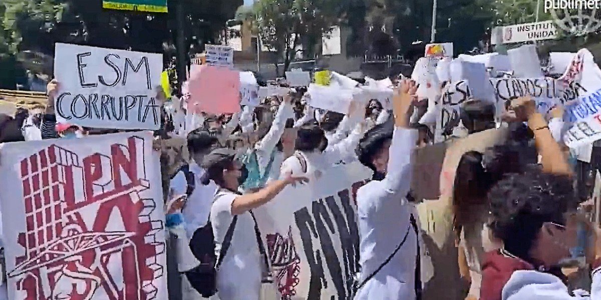 Estudiantes de Medicina del IPN bloquean Circuito Interior, se enfrentan con automovilistas
