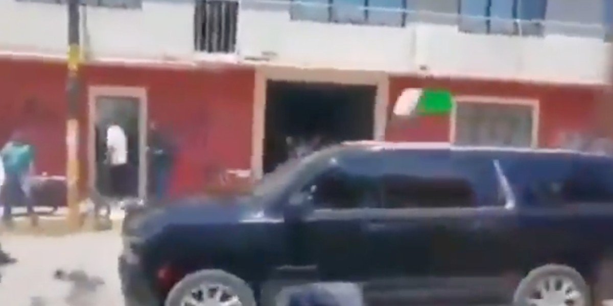 Echan a 'pedradas' a alcaldesa de San Martín Texmelucan tras colapso de tanque elevado, hay 2 muertos