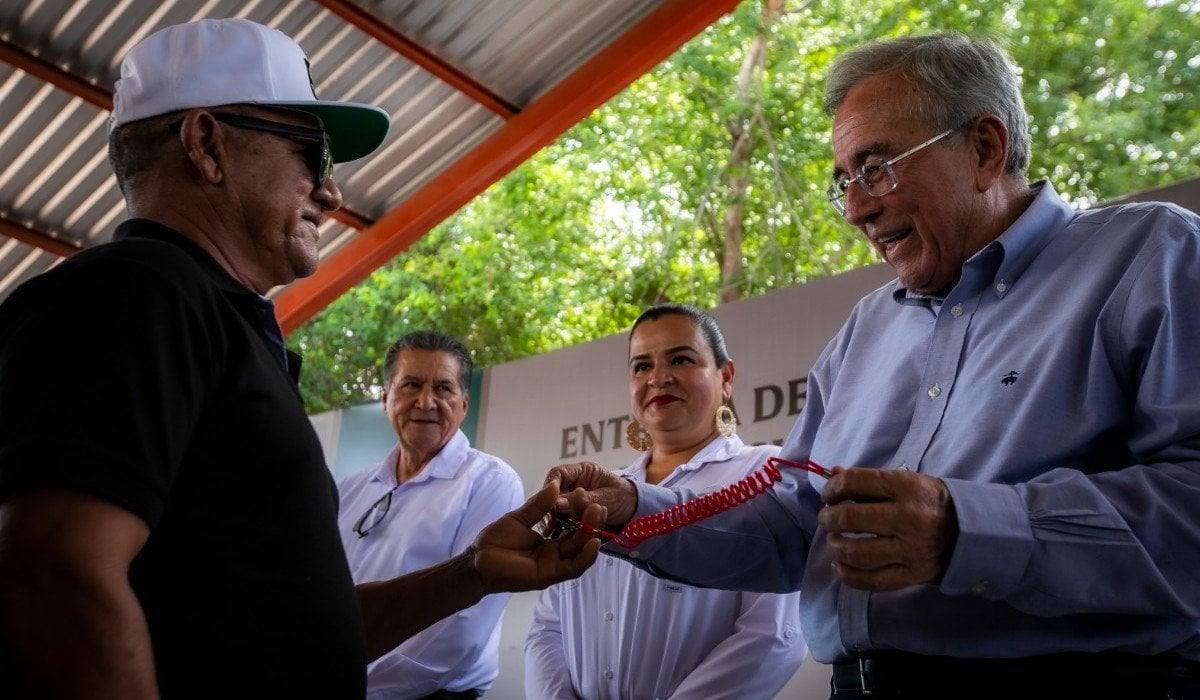 Rocha Moya encabeza entrega de apoyos para la adquisición de motores marinos