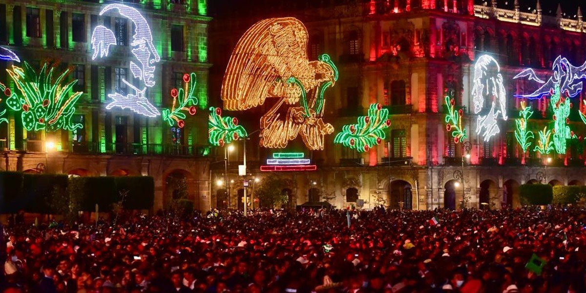 VIVA MÉXICO: 130 mil personas llenan el Zócalo para ver a los Tigres del Norte y el Grito de AMLO