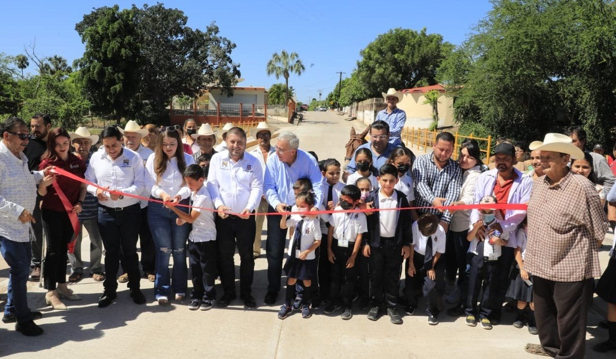Rocha entrega el puente que prometió en la comunidad de La Apoma