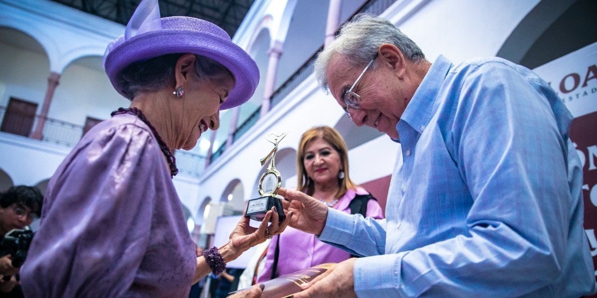 Rocha Moya entregó reconocimientos a mujeres pioneras en el servicio público