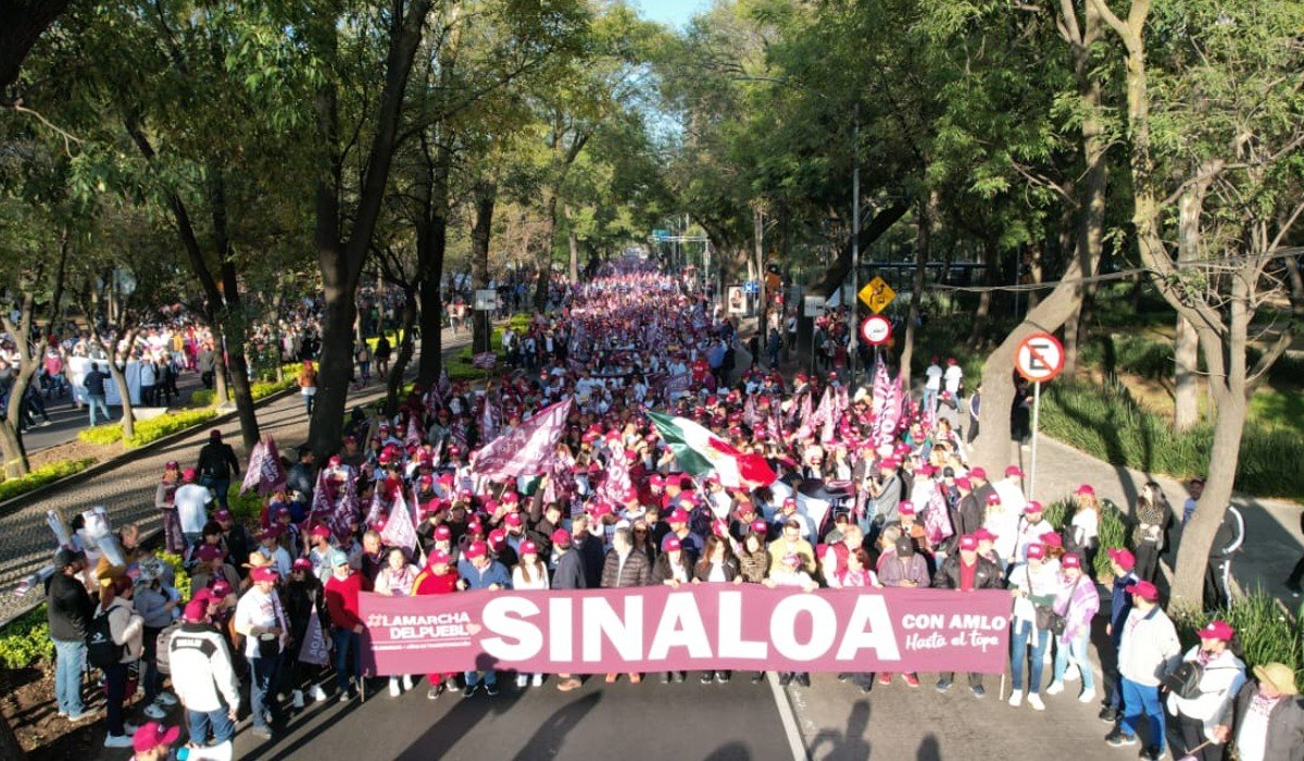 Rocha Moya acompaña con contingente de Sinaloa a AMLO en marcha rumbo al Zócalo