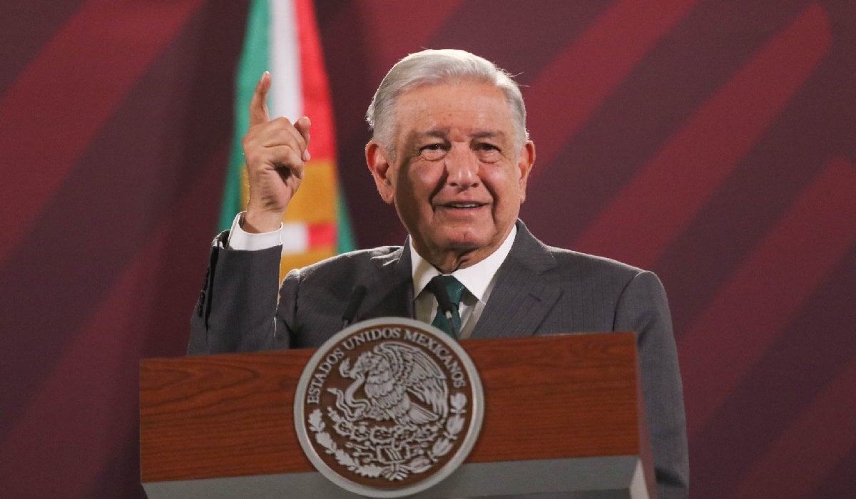 AMLO bromea con ‘condecorar’ a opositores por ‘ayudar en la transformación del país’