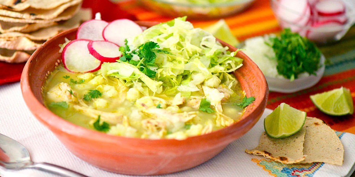 Joven entra a casa pensando que era un cibercafé y le dan un plato de pozole