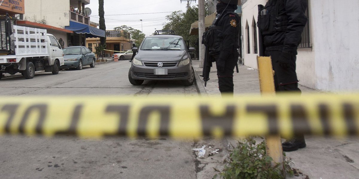 Conductor atropella a dos ladrones en pleno intento de asalto a transeúnte. VIDEO