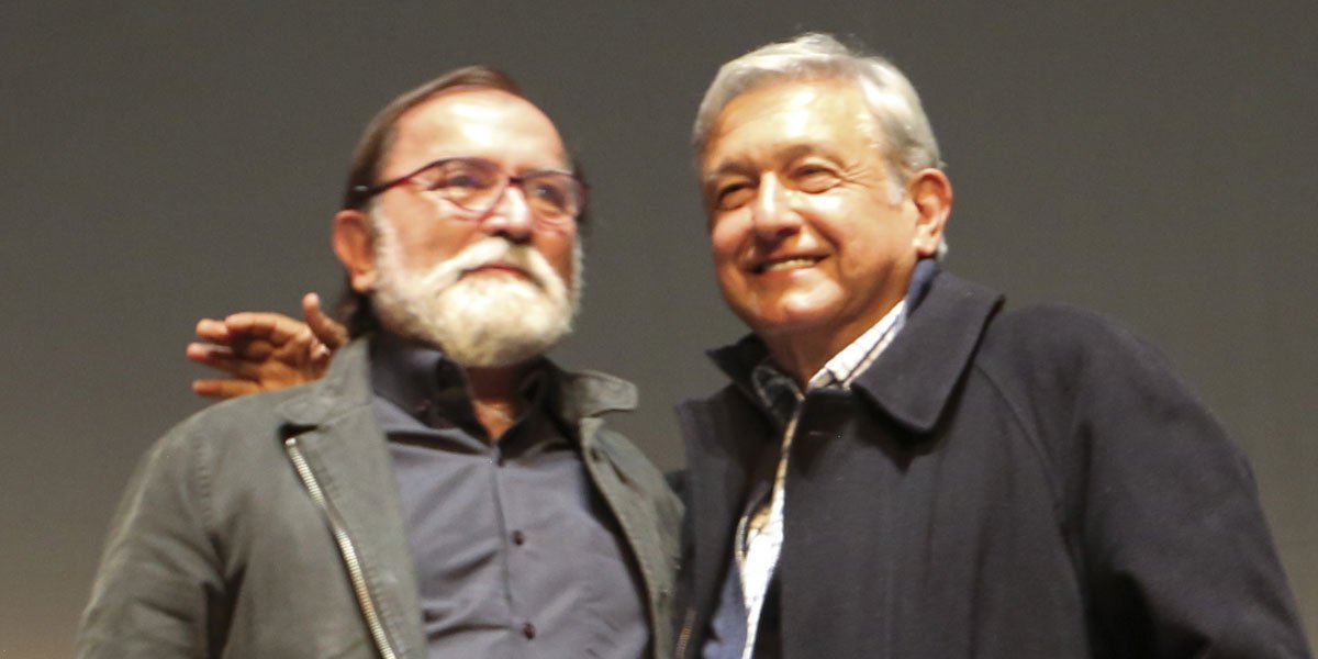 Tropieza y cae Epigmenio Ibarra en inauguración del AIFA, AMLO lo ayuda