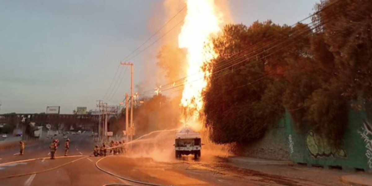 Pipa que transportaba combustible explotó cerca de una caseta del Circuito Mexiquense