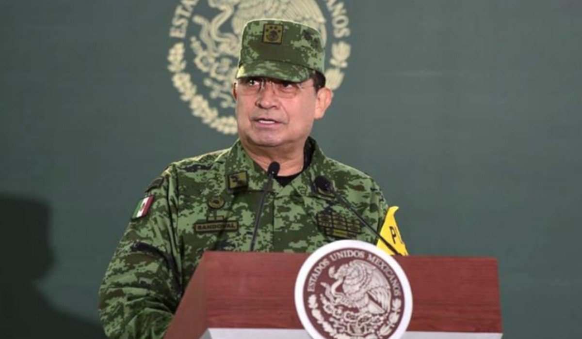 Captan a secretario de la Defensa llegando en moto a Palacio Nacional